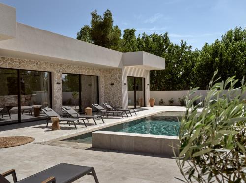 una villa con piscina e patio di Onore Villa, Featuring Heated Pool, By ThinkVilla a Gaïtánion