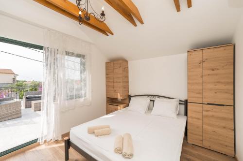 1 dormitorio con cama y ventana grande en Stone House Luna en Poljana