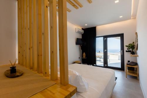 Postel nebo postele na pokoji v ubytování Lackos Luxury Suites