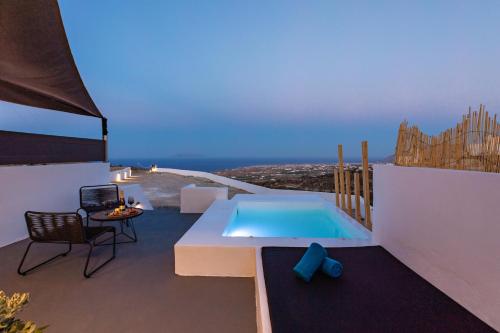 Bazén v ubytování Lackos Luxury Suites nebo v jeho okolí