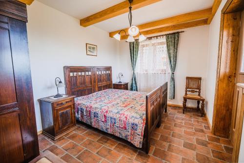Sevnica的住宿－ECO Tourist Farm Kostanje，卧室配有1张床、1张桌子和1把椅子