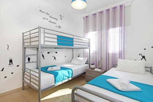 een slaapkamer met 2 bedden en een stapelbed bij Villa Danata in Protaras
