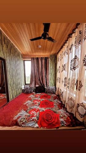 Katil atau katil-katil dalam bilik di SaiFarms Private Farmhouse between Pune & Lonavala
