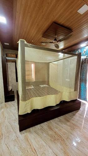 Katil atau katil-katil dalam bilik di SaiFarms Private Farmhouse between Pune & Lonavala