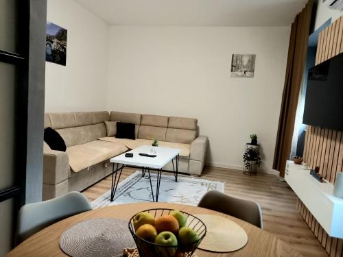 een woonkamer met een tafel en een bank bij Apartment Stone Mostar in Mostar