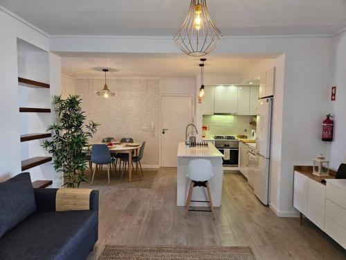 Il comprend un salon et une cuisine avec un canapé et une table. dans l'établissement Ria Sol Mar Apartment Costa Nova, à Costa Nova