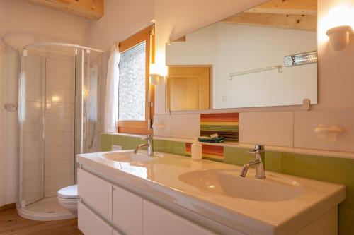 ein Bad mit einem Waschbecken und einem WC in der Unterkunft Papillon in Bettmeralp