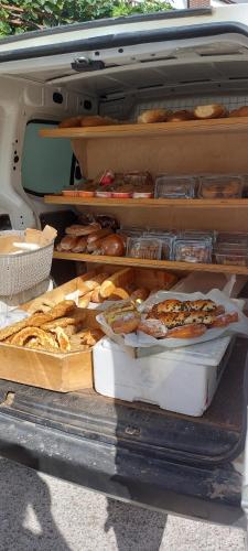 una mesa de pan y bollería en la parte trasera de un coche en North Evia Kiki's house en Kourkouloí