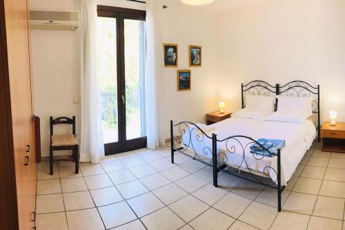 1 dormitorio con 1 cama, 1 mesa y 1 silla en Salento_Cala Acquaviva a Marina di Marittima (LE), en Marittima