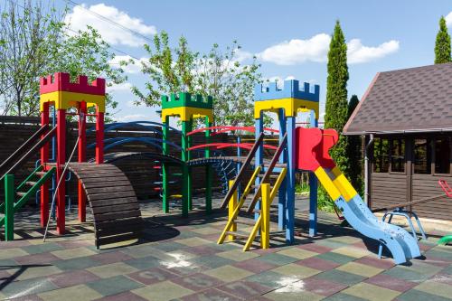 un colorido parque infantil en un parque con toboganes en Kamelot en Ternopilʼ