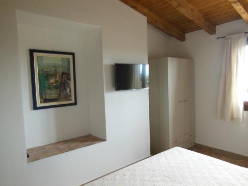 a bedroom with a bed and a window at B&B Pettirosso in San Teodoro