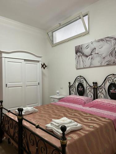 a bedroom with a large bed with a window at Villa Mimina in San Pietro in Bevagna