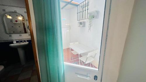 Apartamento Jimena Cadiz en el centro de Nerja في نيرخا: اطلالة على حمام مع مغسلة ونافذة