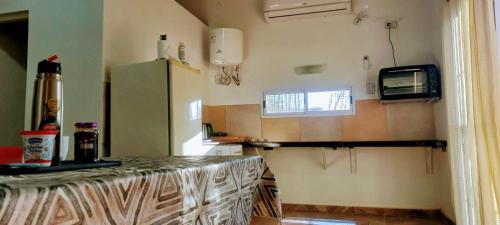 cocina con nevera y mesa en una habitación en Peperina en Rufino