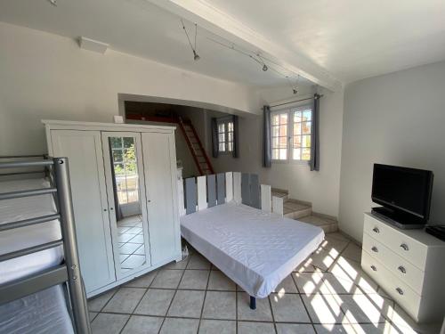 une chambre avec un lit et une télévision dans l'établissement Guest houses - Les Pierrons, à Le Revest-les-Eaux