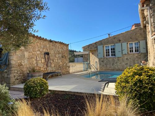 une maison avec piscine devant un immeuble dans l'établissement Guest houses - Les Pierrons, à Le Revest-les-Eaux