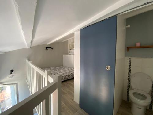 La salle de bains est pourvue de toilettes et d'un escalier. dans l'établissement Guest houses - Les Pierrons, à Le Revest-les-Eaux