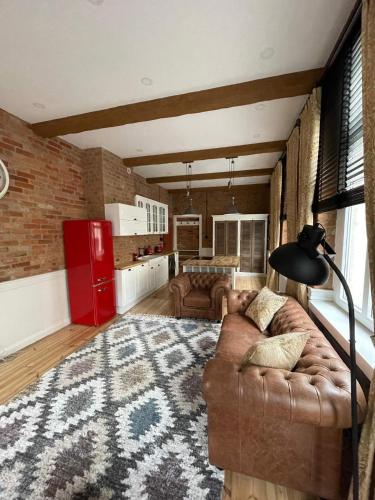 Il comprend un salon avec un canapé et une cuisine. dans l'établissement Apartments PSD - Filmowa, à Słupsk
