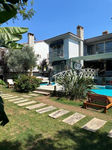 a building with a swimming pool and a resort at Argente Alaçatı (Adult Only) in Alacati
