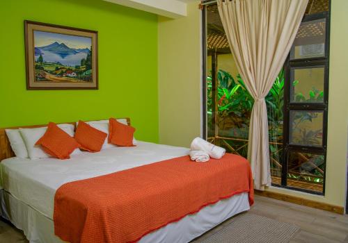 Cama o camas de una habitación en Banana Palms Hotel