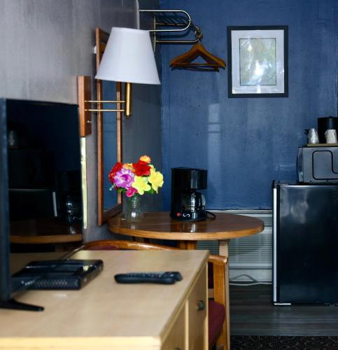 a kitchen with a table with a vase of flowers on it at Twi-Lite Inn in Front Royal