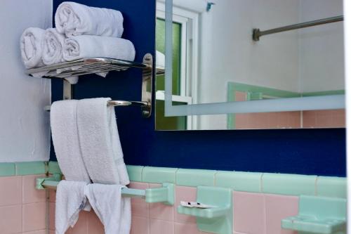 弗蘭特羅亞爾的住宿－Twi-Lite Inn，一间带毛巾架和镜子的浴室