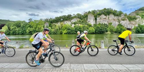プロフォンドヴィルにあるPlaisances, les plaisirs du bord de Meuse - Chambre d'hôtes avec baignoire spaの自転車の一団