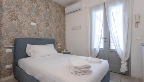 Un pat sau paturi într-o cameră la Italianway - The B Village Superior