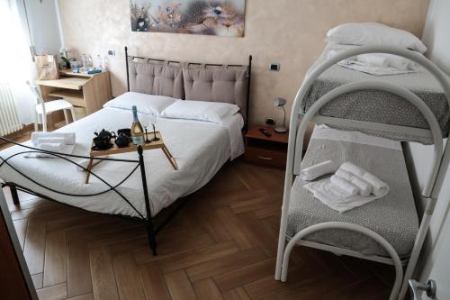 a bedroom with two bunk beds and a table at GUEST HOUSE SIMONAZZI in Reggio Emilia