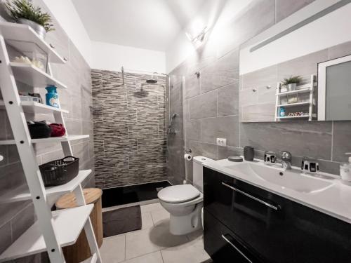 uma casa de banho com um WC branco e um lavatório. em Apartamentos Mesa em Valle Gran Rey