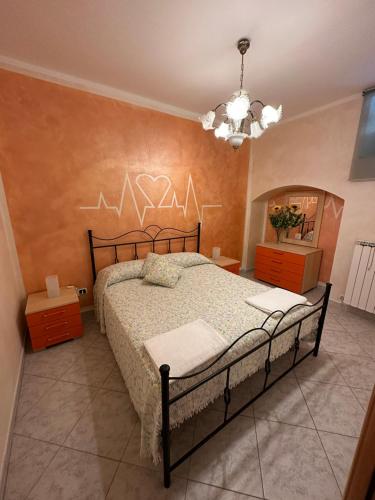 una camera con letto e parete con grafici di B&b del corso ad Avigliano