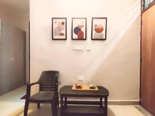 uma mesa e uma cadeira num quarto em RJ Homestay em Dehradun