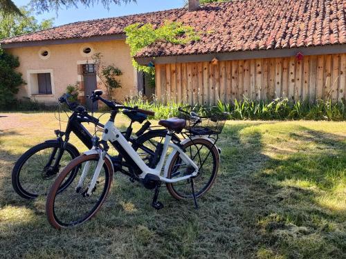 due biciclette parcheggiate di fronte a una casa di L' Embellie sur Lot a Sainte-Livrade-sur-Lot