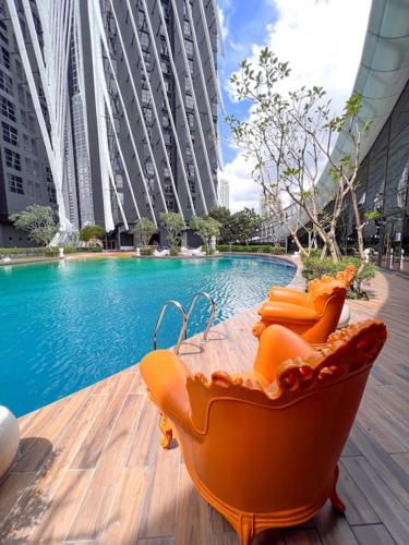 une baignoire orange installée à côté de la piscine dans l'établissement Modern Suites at Arte Mont Kiara, à Kuala Lumpur
