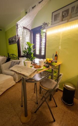 a room with a table and chairs in a room at Apartamentos Mesa in Valle Gran Rey