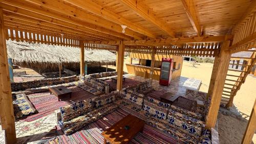 una vista aérea de un edificio con mesas y sillas en Musa Camp, en Nuweiba