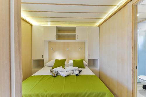 a bedroom with a green bed in a room at House Neverra 2 in Banj