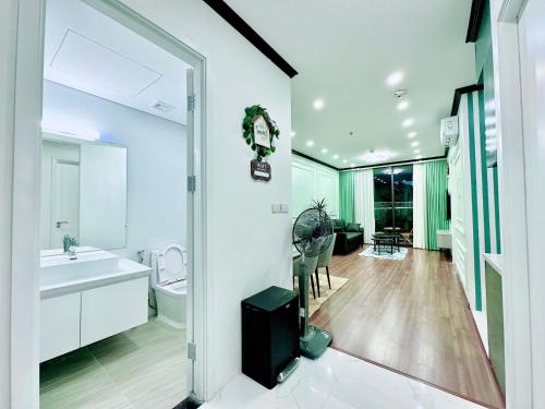 een badkamer met een toilet en een wastafel bij Green Diamond Luxury Apartment 15A11 in Ha Long