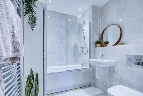 een badkamer met een bad, een wastafel en een toilet bij Pass the Keys Cosy Apartment in the heart of Chelmsford in Chelmsford
