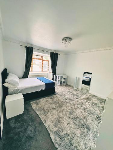 1 dormitorio con cama y ventana en Blue rain, en Hillingdon