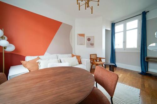 un salon avec une table et un canapé dans l'établissement Appartement Arc de Triomphe - Neuilly, à Neuilly-sur-Seine