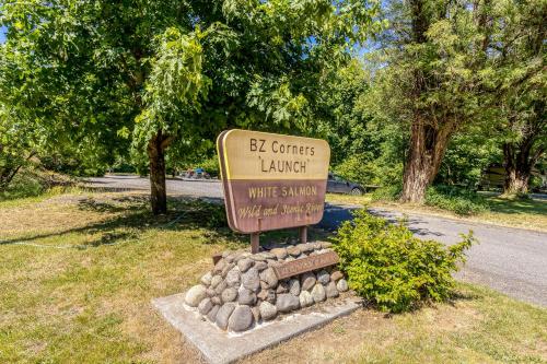 a sign for the be critters lounge at a road at The Logs Birds Paradise in Snowden