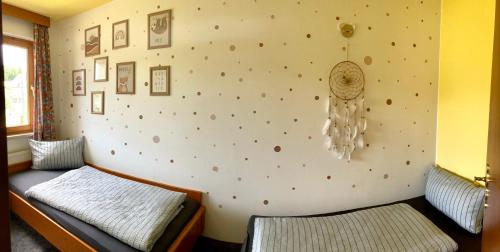 a bedroom with a wall with a wall with at Wohlfühlherberge Weitblick in Erlbach