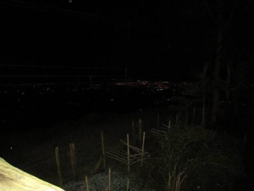 Blick auf eine Stadt in der Nacht von einem Feld aus in der Unterkunft Hermosa Cabaña Campestre in Pereira