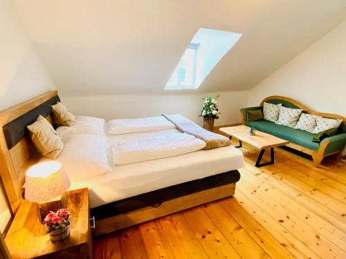 マリアツェルにあるMariazeller Alpen Chaletのベッドルーム(大型ベッド1台、ソファ付)
