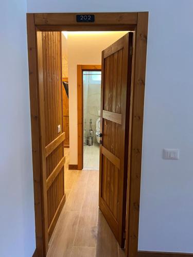 a hallway with an open door to a bathroom at Oda N'Bjeshke in Valbonë