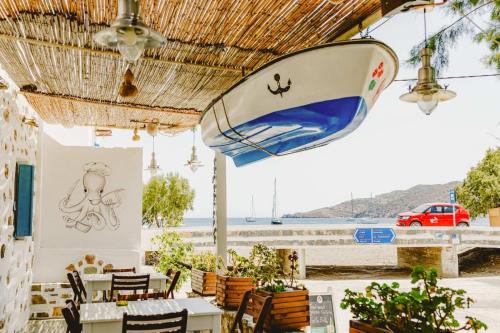 um restaurante com um barco pendurado no tecto em Gerani Studios em Astypalaia