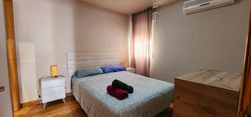 Un dormitorio con una cama con una almohada roja. en Bajo con Jardín Deluxe en Benahavís