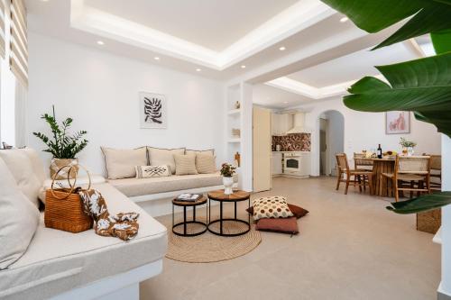 een woonkamer met een bank en een tafel bij Nymphée Luxury Villas in Agia Anna Naxos