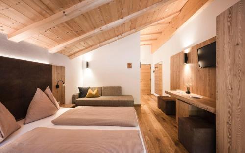 Tempat tidur dalam kamar di Gasthof Jaufensteg